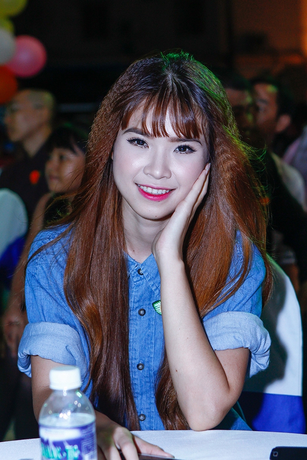 Vy Oanh mặc giản dị đi ăn chay c&ugrave;ng bạn b&egrave; 9