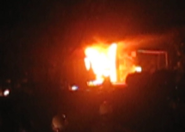TP.HCM: Người dân tháo chạy vì cây xăng cháy dữ dội  2