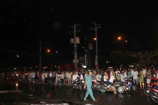 TP.HCM: Người d&acirc;n th&aacute;o chạy v&igrave; c&acirc;y xăng ch&aacute;y dữ dội  5