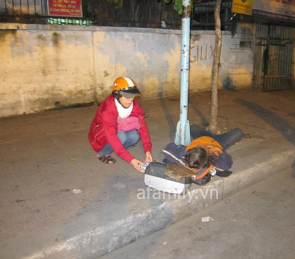 Cháo đêm ấm lòng người vô gia cư ở Sài Gòn 9