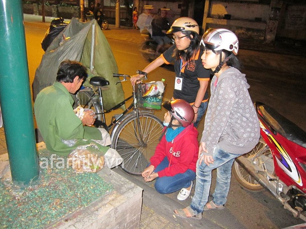 Cháo đêm ấm lòng người vô gia cư ở Sài Gòn 6
