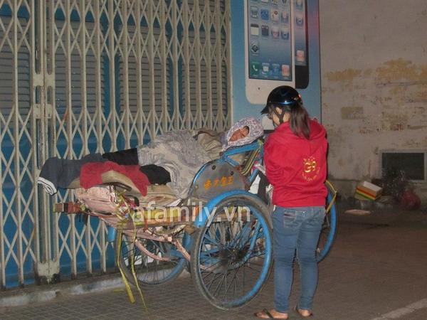 Cháo đêm ấm lòng người vô gia cư ở Sài Gòn 10