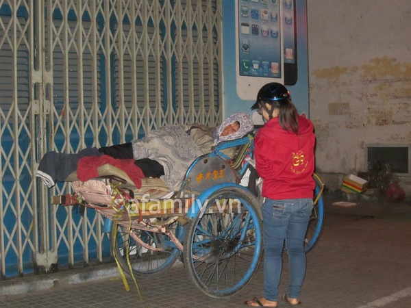 Ch&aacute;o đ&ecirc;m ấm l&ograve;ng người v&ocirc; gia cư ở S&agrave;i G&ograve;n 10