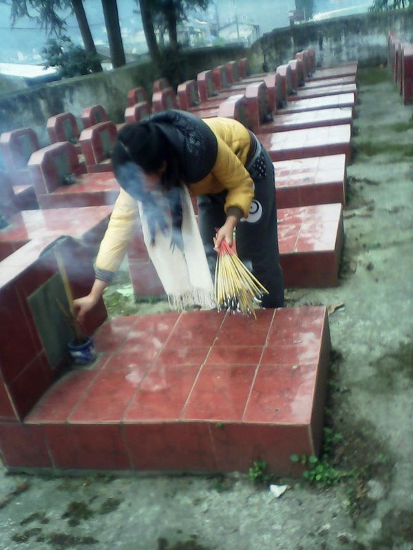 C&ocirc; g&aacute;i ngồi l&ecirc;n mộ liệt sỹ đ&atilde; hối lỗi 3