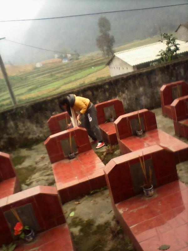 C&ocirc; g&aacute;i ngồi l&ecirc;n mộ liệt sỹ đ&atilde; hối lỗi 4