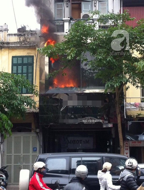 Hà Nội: Hỏa hoạn thiêu rụi ảnh viện áo cưới ở Phố Huế 1