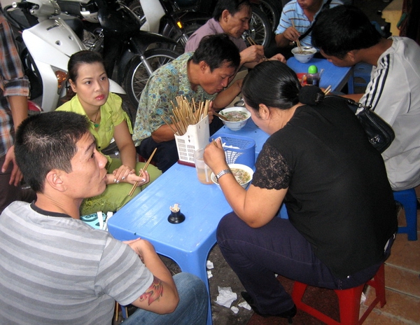 Hàng ngàn người Hà Nội ăn nước phở bẩn mỗi sáng 4