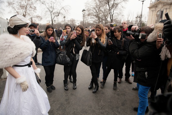 Chương Tử Di giản dị, Lý Nhã Kỳ mặc váy nhăn nhúm dự show thời trang Paris 2