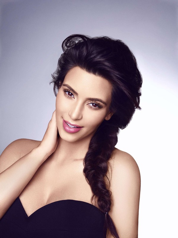 Kim Kardashian chữa rạn ngực bằng tia laser   2