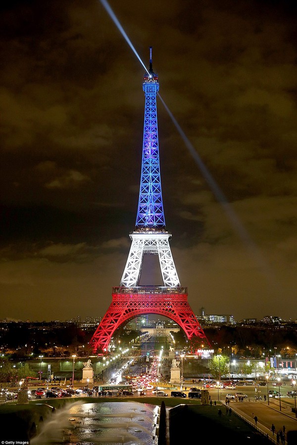 Tháp Eiffel Sáng Đèn Trở Lại Sau Nhiều Ngày Chìm Trong Bóng Tối