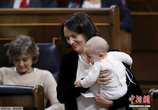 nữ nghị sĩ mang con lên chính trường
