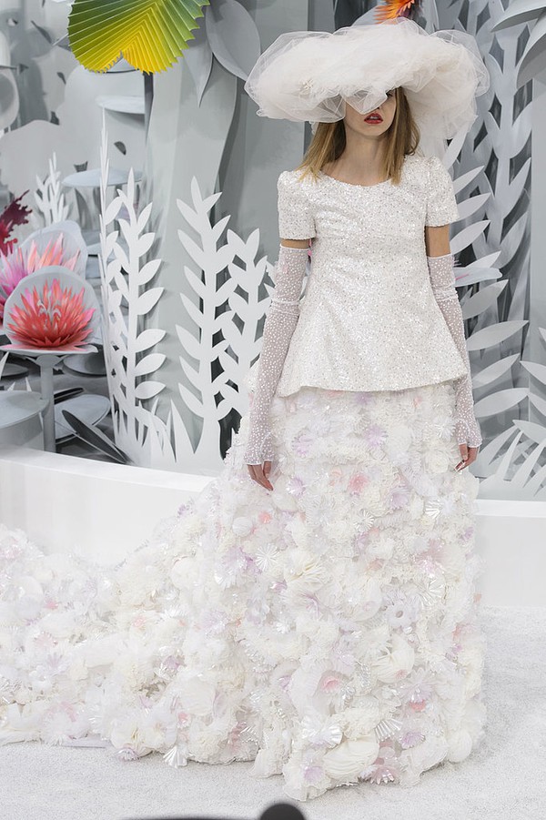 Những chiếc váy cưới đẹp mê mẩn tại Tuần lễ thời trang Haute Couture 16
