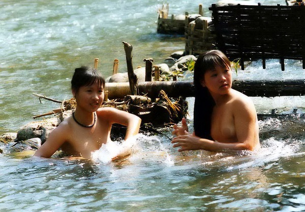 Thiếu nữ Thái vô tư tắm tiên bên suối 4