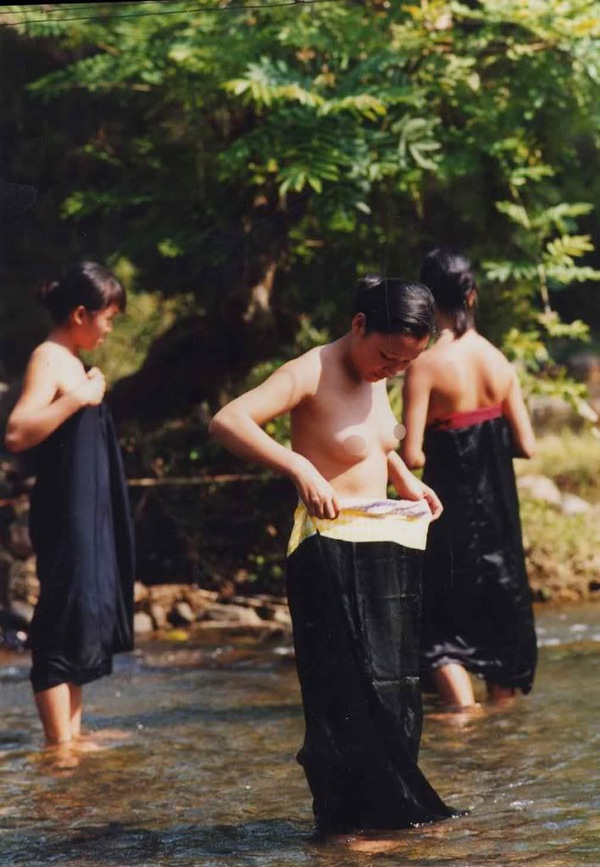 Thiếu nữ Thái vô tư tắm tiên bên suối 6