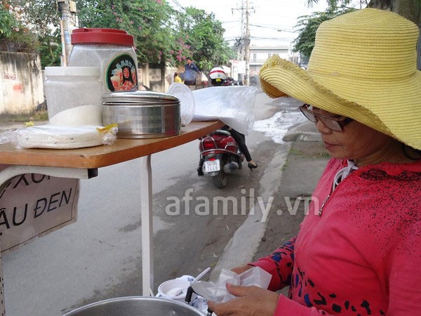 Sài Gòn: Ấm lòng gói xôi đậu đen xứ Quảng 7