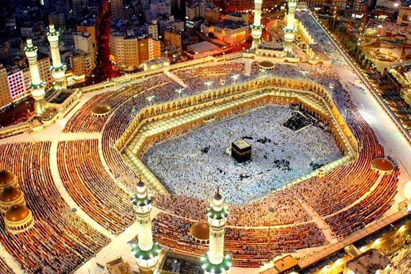 Thánh đường Mecca rất nổi tiếng với những người theo đạo Hồi. Ước tính hàn năm có đến hàng triệu người hành hương đến đây và hơn 13.000.000 người khác tới thăm viếng.