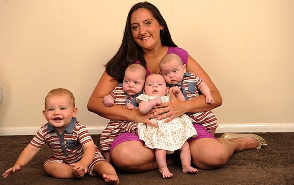 Cuộc sống bị đảo lộn của bà mẹ sinh 4 đứa con trong một năm 5
