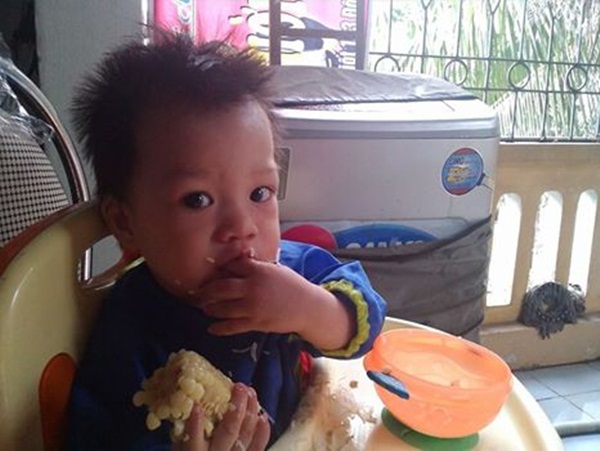 Con ăn dặm BLW: Bữa ăn như… bãi chiến trường! 3 Con ăn dặm BLW: Bữa ăn như… bãi chiến trường! 3
