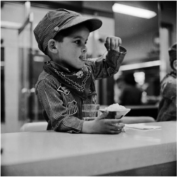 Bộ ảnh đen trắng "em bé ăn kem" gợi nhớ tuổi thơ của mọi ông bố bà mẹ 13