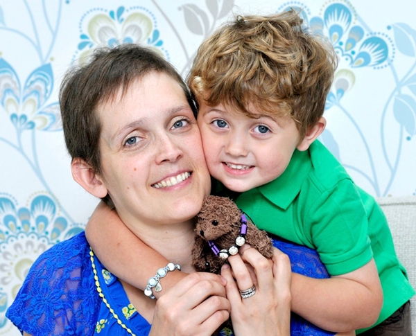 Cảm động món quà cho 17 năm sau của bà mẹ mắc ung thư tặng con trai 4