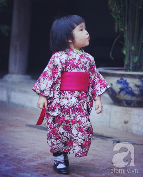 Bé gái 21 tháng tuổi diện trang phục truyền thống các nước siêu đáng yêu 1