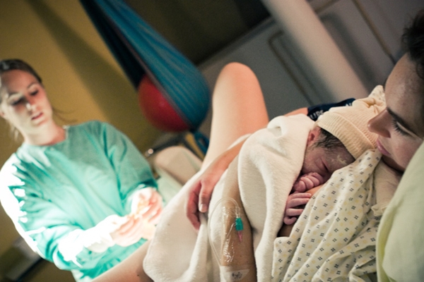 10 bức ảnh bố mẹ nên chụp trong ngày đầu tiên con chào đời 8