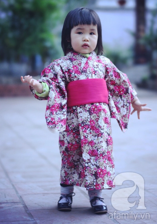 Bé gái 21 tháng tuổi diện trang phục truyền thống các nước siêu đáng yêu 2