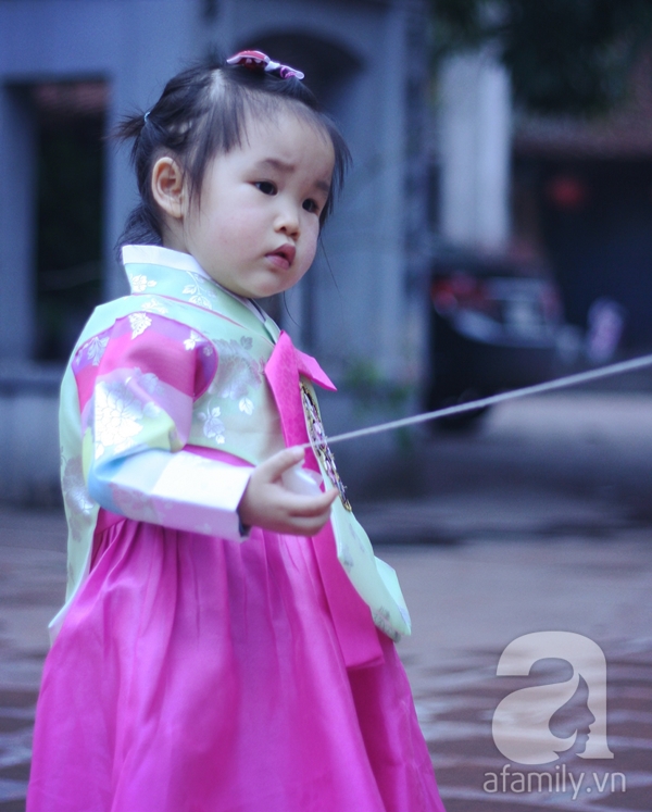 Bé gái 21 tháng tuổi diện trang phục truyền thống các nước siêu đáng yêu 5
