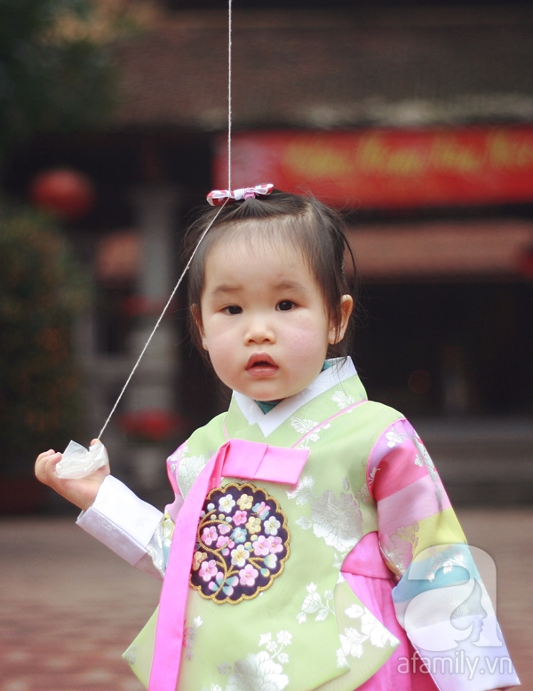 Bé gái 21 tháng tuổi diện trang phục truyền thống các nước siêu đáng yêu 6