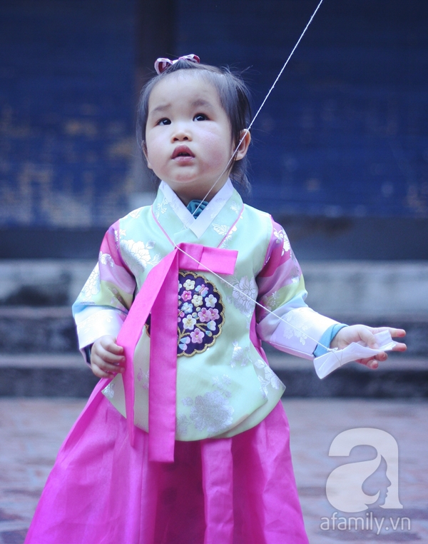 Bé gái 21 tháng tuổi diện trang phục truyền thống các nước siêu đáng yêu 7