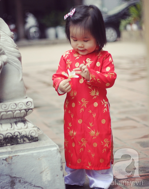 Bé gái 21 tháng tuổi diện trang phục truyền thống các nước siêu đáng yêu 9