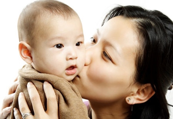 7 tình huống bố mẹ tuyệt đối không nên âu yếm, ôm hôn con 2