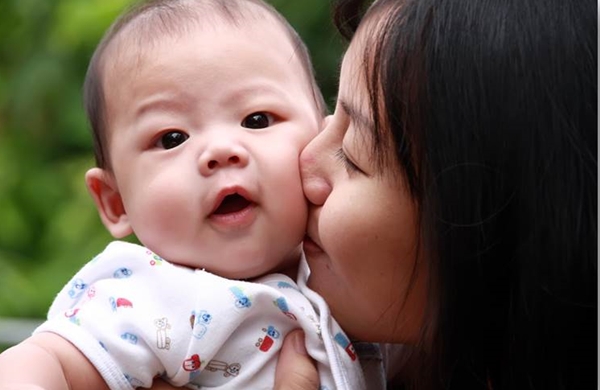 7 tình huống bố mẹ tuyệt đối không nên âu yếm, ôm hôn con 1 7 tình huống bố mẹ tuyệt đối không nên âu yếm, ôm hôn con 1