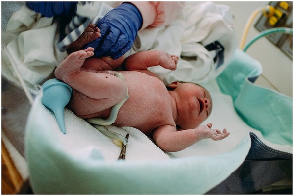 Bộ ảnh chân thực về ca sinh nở lần thứ 4 của một bà mẹ trẻ 17