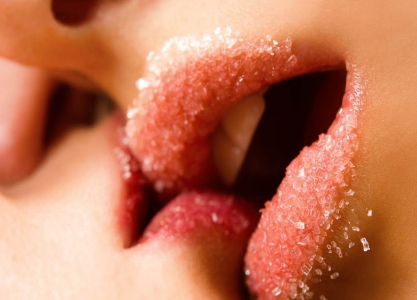 kĩ thuật h&ocirc;n khiến ch&agrave;ng đi&ecirc;u đứng