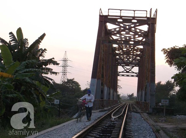 Người dân liều mình tập thể dục trên đường... ray xe lửa 1