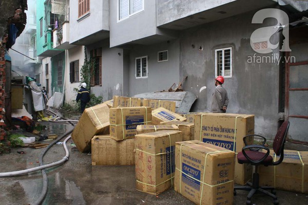 Cháy kho hàng tại Pháo Đài Láng, cứu hỏa phải phá kho để dập lửa 9