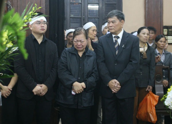 Nước mắt, tiếng nấc nghẹn trong lễ tang nạn nhân MH17 người Việt 12