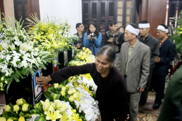 Nước mắt, tiếng nấc nghẹn trong lễ tang nạn nhân MH17 người Việt 7