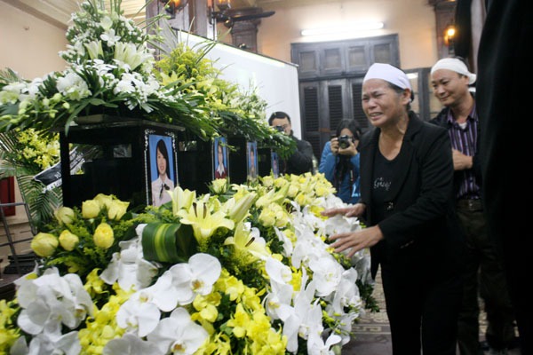 Nước mắt, tiếng nấc nghẹn trong lễ tang nạn nhân MH17 người Việt 8