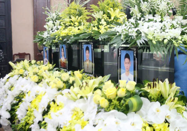 Nước mắt, tiếng nấc nghẹn trong lễ tang nạn nhân MH17 người Việt 2