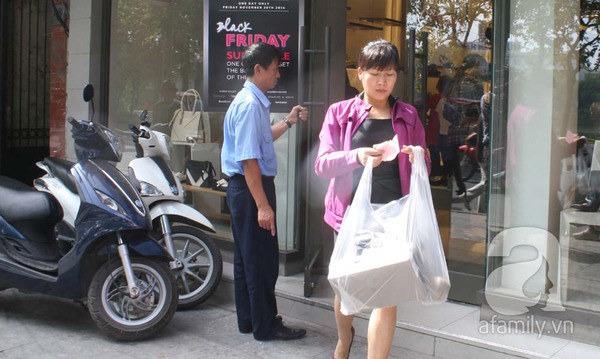 Người Hà Nội - Sài Gòn chen lấn mua hàng giảm giá trong ngày Black Friday 5