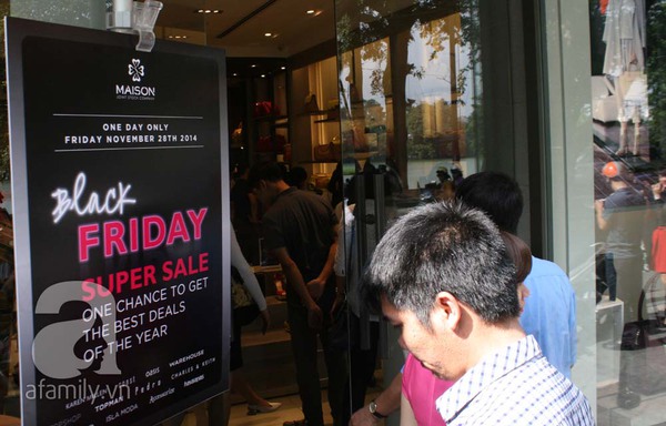 Người Hà Nội - Sài Gòn chen lấn mua hàng giảm giá trong ngày Black Friday 2