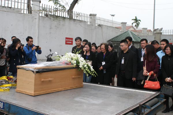 Người nhà khóc ngất đón thi hài 3 mẹ con tử nạn trong vụ MH17  9