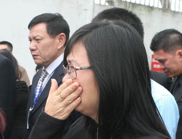 Người nhà khóc ngất đón thi hài 3 mẹ con tử nạn trong vụ MH17  13