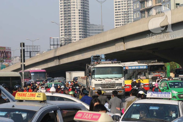 Trẻ nhỏ mệt tr&ecirc;n h&agrave;nh tr&igrave;nh về qu&ecirc; nghỉ Tết dương lịch c&ugrave;ng cha mẹ 16