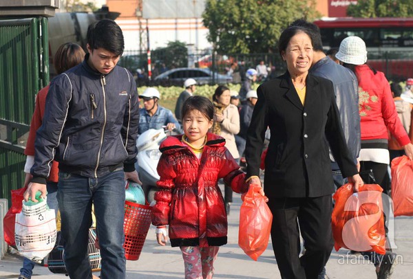 Trẻ nhỏ mệt tr&ecirc;n h&agrave;nh tr&igrave;nh về qu&ecirc; nghỉ Tết dương lịch c&ugrave;ng cha mẹ 9