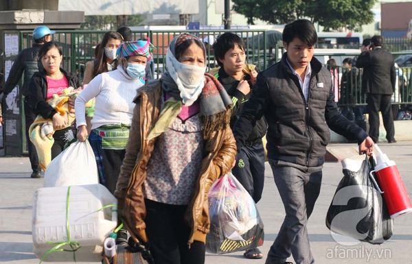 Trẻ nhỏ mệt tr&ecirc;n h&agrave;nh tr&igrave;nh về qu&ecirc; nghỉ Tết dương lịch c&ugrave;ng cha mẹ 13