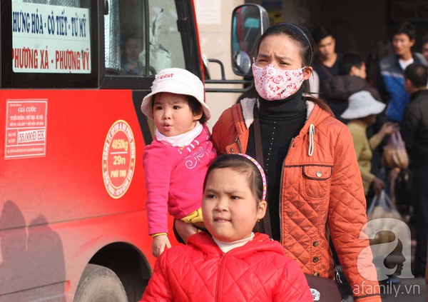 Trẻ nhỏ mệt tr&ecirc;n h&agrave;nh tr&igrave;nh về qu&ecirc; nghỉ Tết dương lịch c&ugrave;ng cha mẹ 10