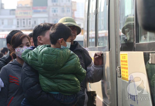 Trẻ nhỏ mệt tr&ecirc;n h&agrave;nh tr&igrave;nh về qu&ecirc; nghỉ Tết dương lịch c&ugrave;ng cha mẹ 14